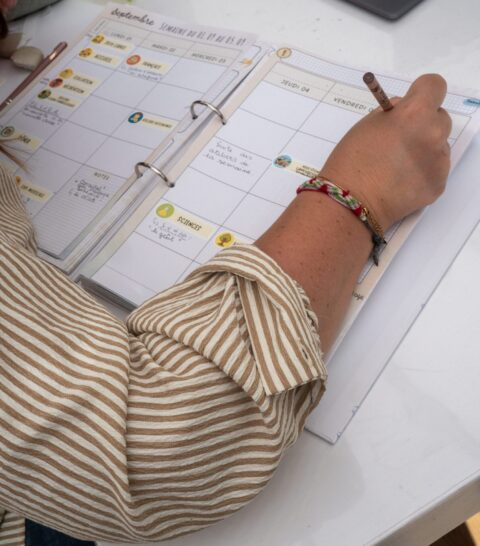 Une enseignante complète son journal de classe avec les stickers déjà en place