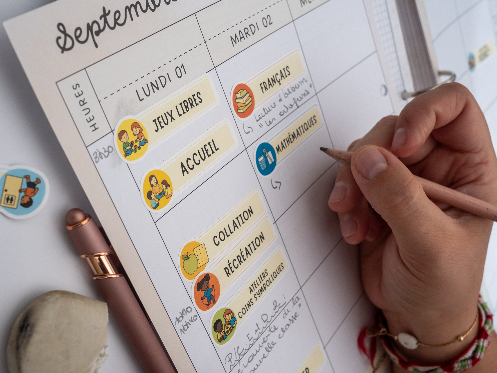 Journal de classe hebdomadaire avec les stickers illustrés en place